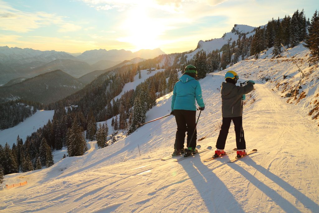 Frau Mit Kind Beim Skifahren